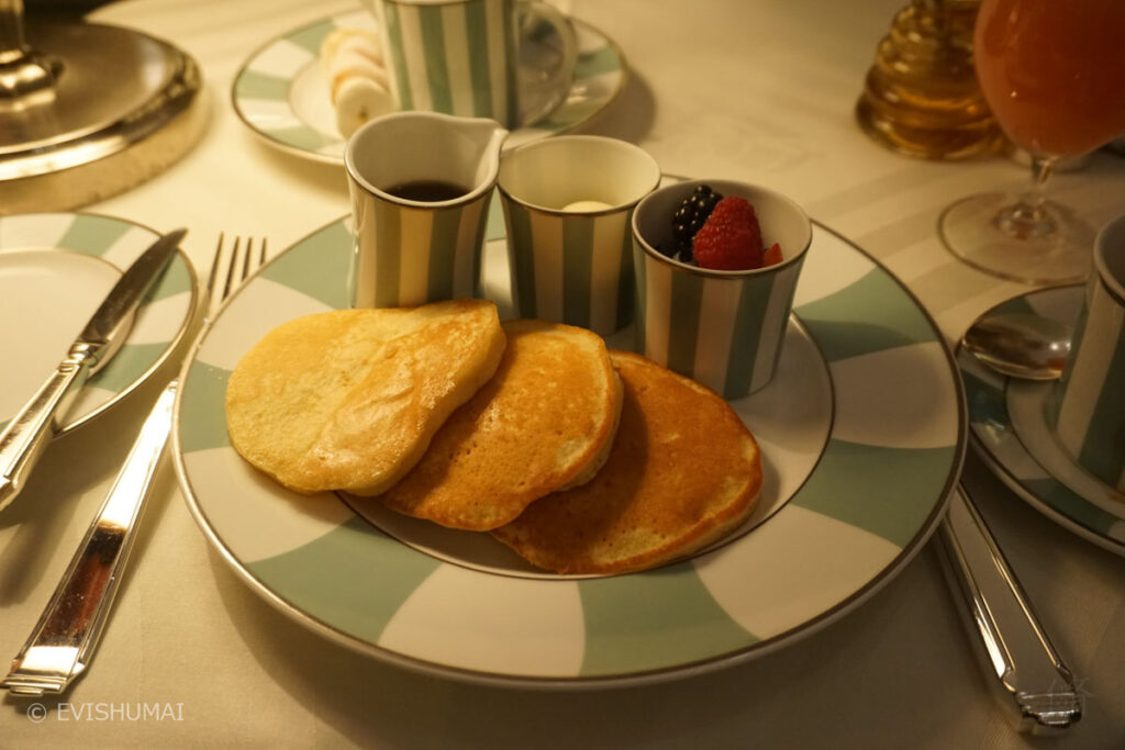 クラリッジス朝食パンケーキ