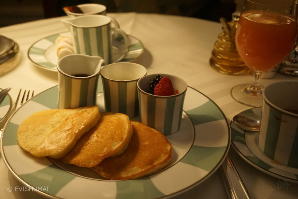 クラリッジス朝食パンケーキ