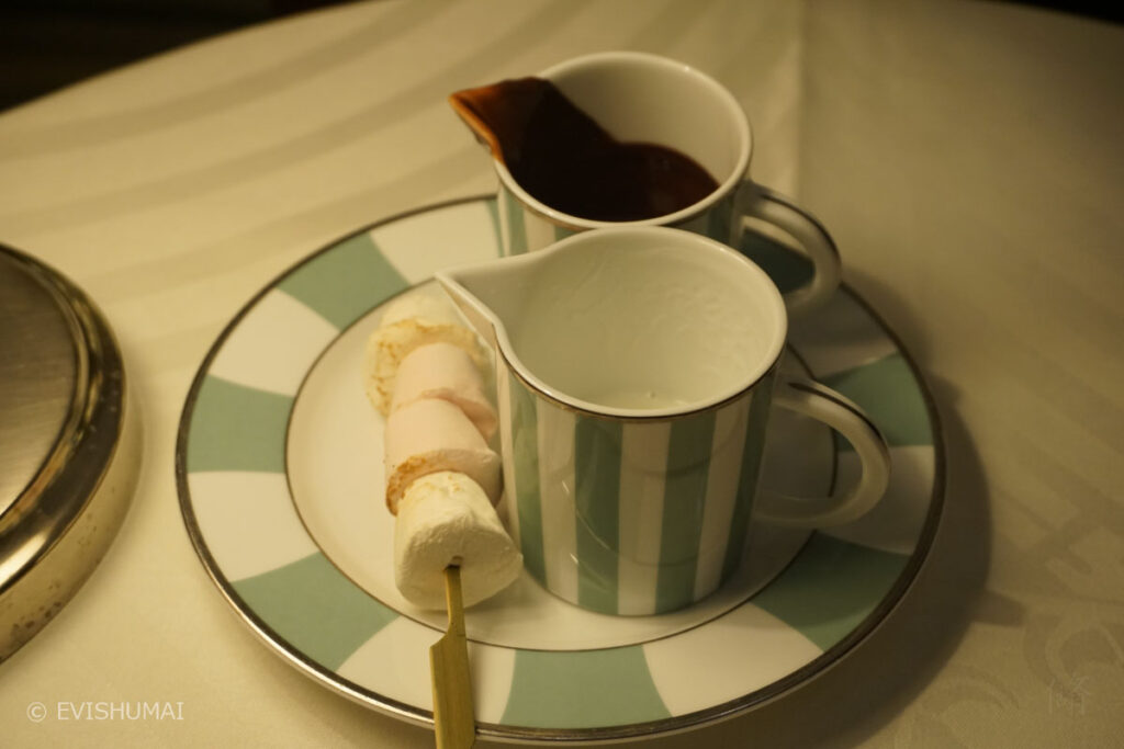 クラリッジス朝食ホットチョコレート