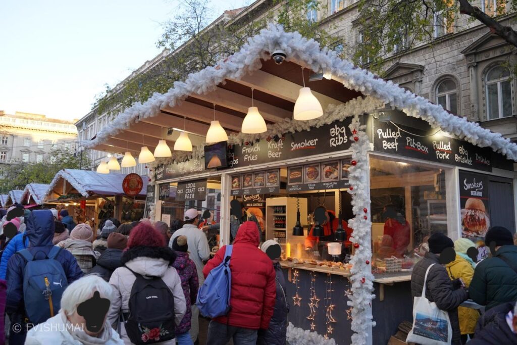 ブダペストのクリスマスマーケットの屋台