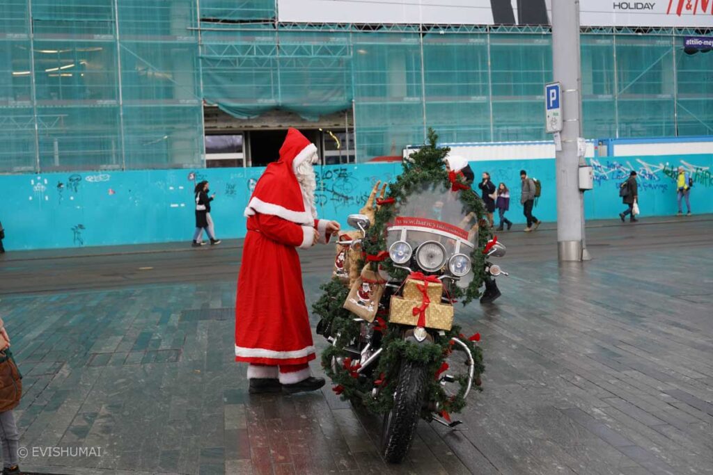 チューリッヒのオペラハウス前のクリスマスマーケット